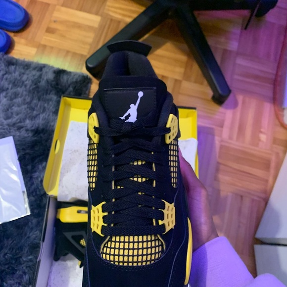 Jordan 4 yellow thunders size 9.5 - Picture 2 of 4
